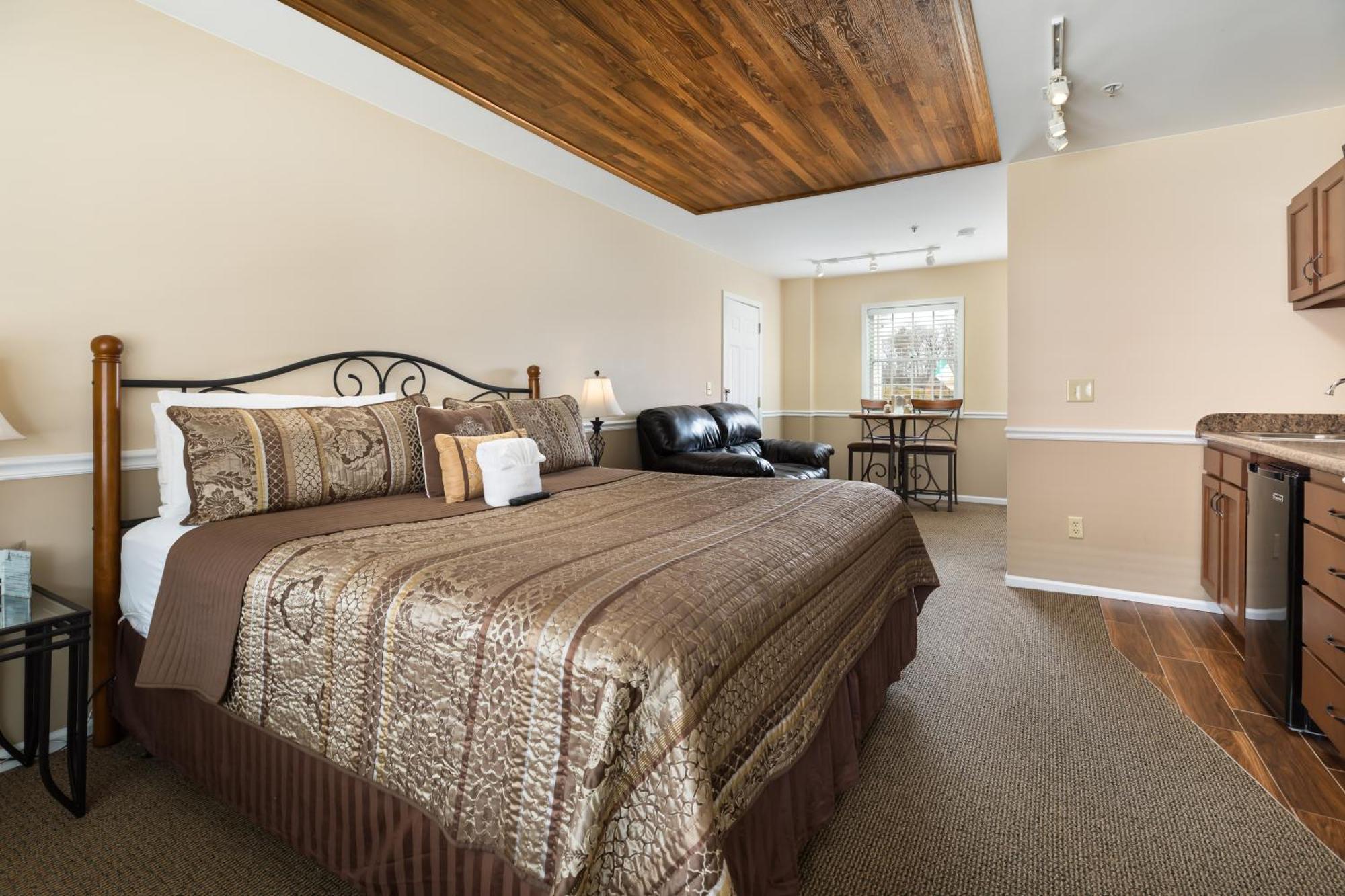 Old Harbor Inn South Haven Room photo
