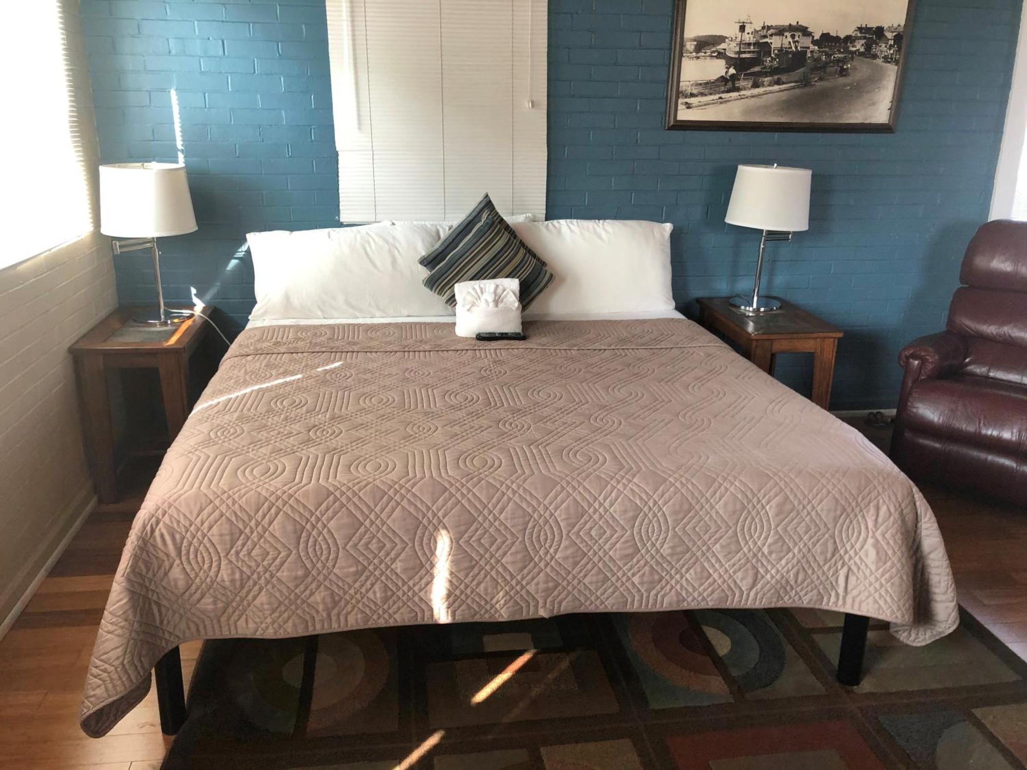 Old Harbor Inn South Haven Room photo