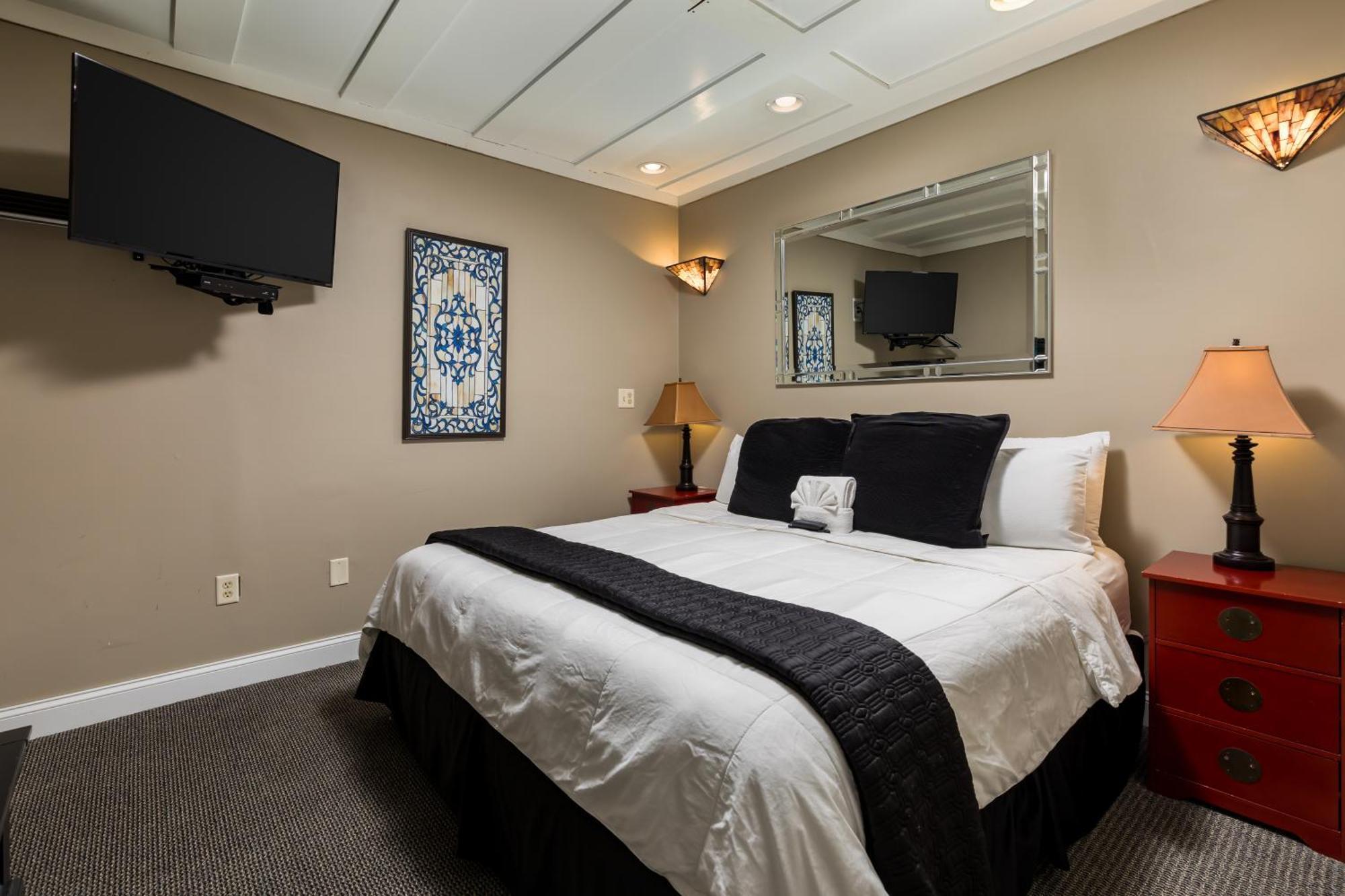 Old Harbor Inn South Haven Room photo