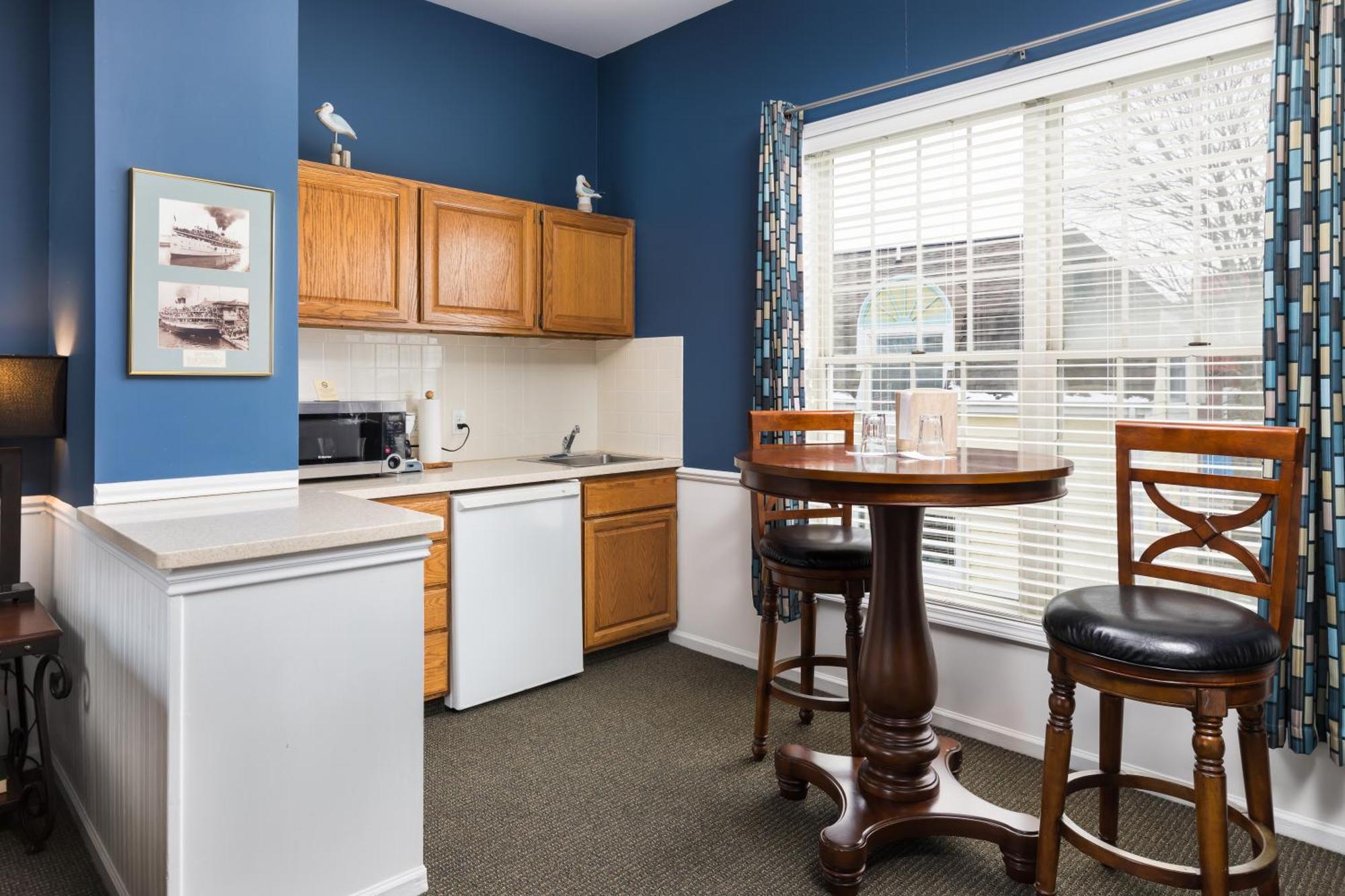 Old Harbor Inn South Haven Room photo